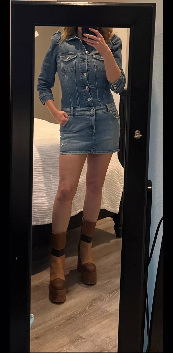 Today's work attire! 💋 posted by dark_kitten20