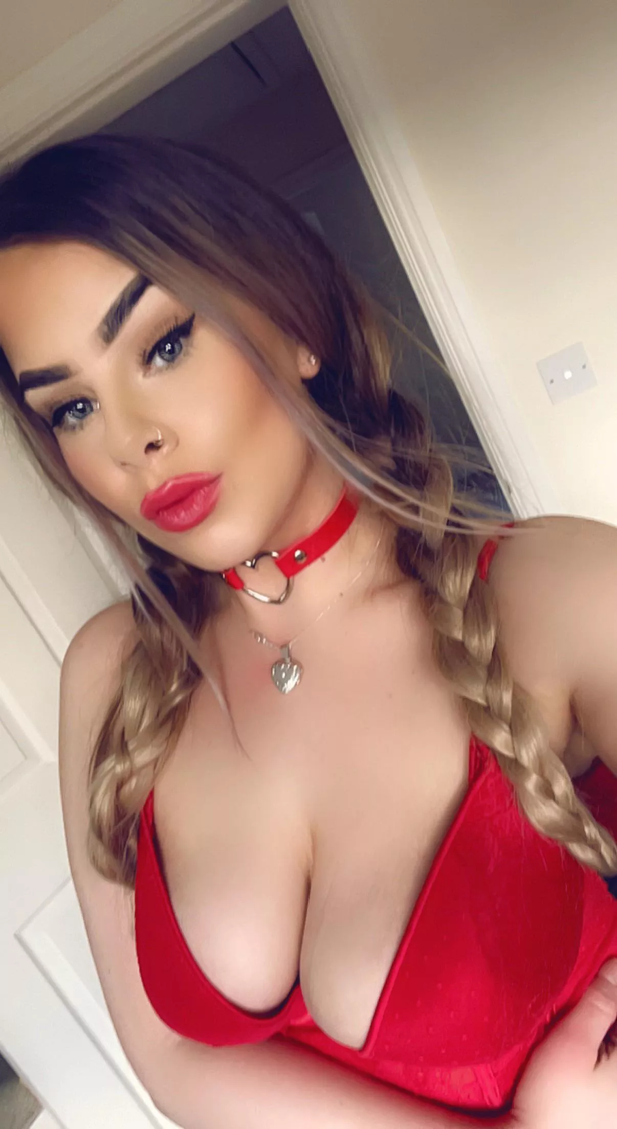 Wanna get naughty with a slutty British girl?!😍 posted by YourSecretSlut-x