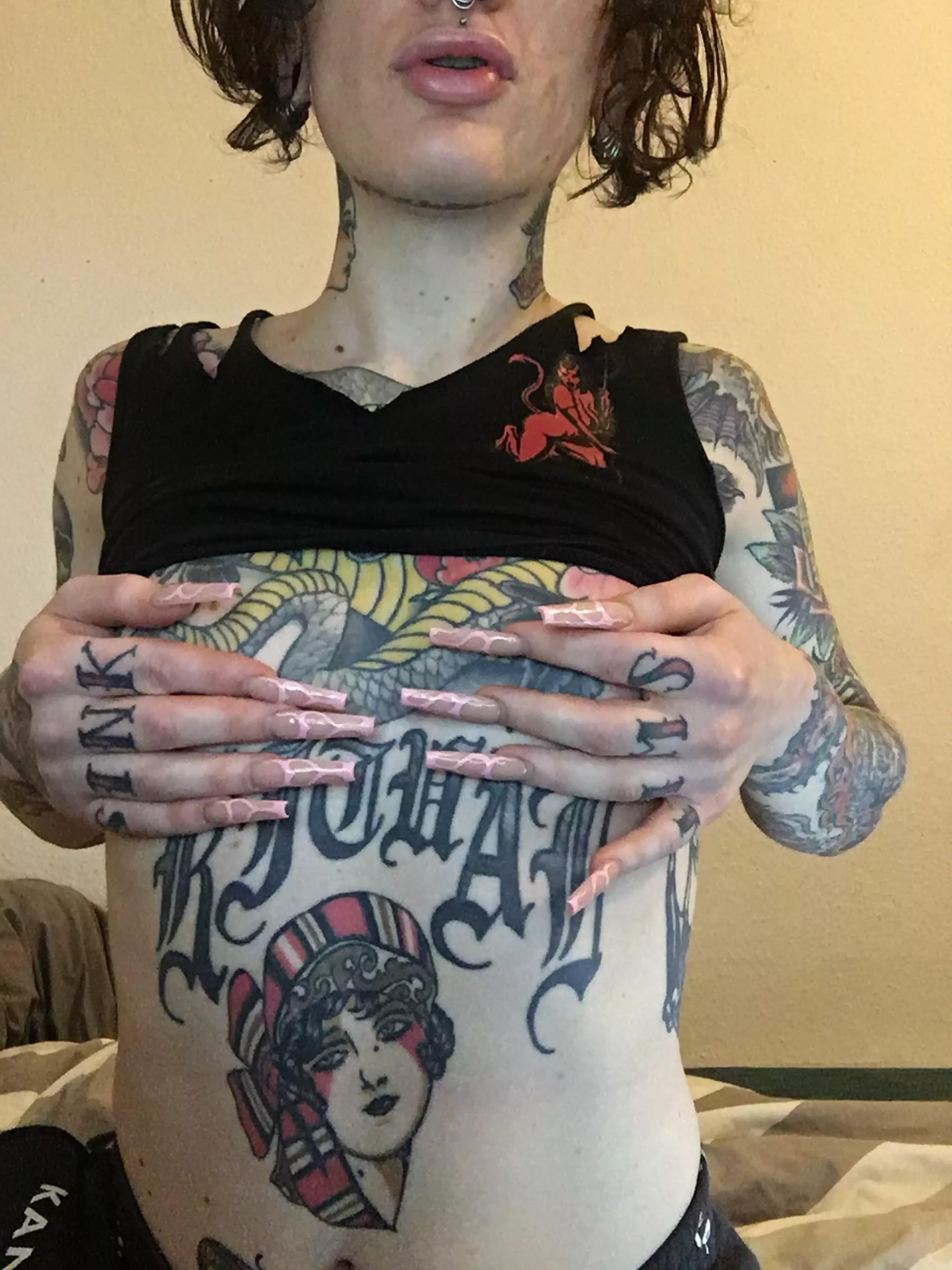 Anyone like goth girls here?? posted by thelunasummers