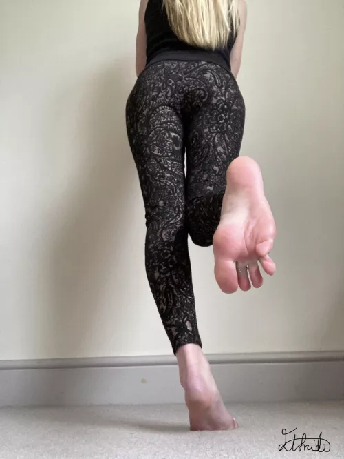 Are my feet close enough? by Elfrida77