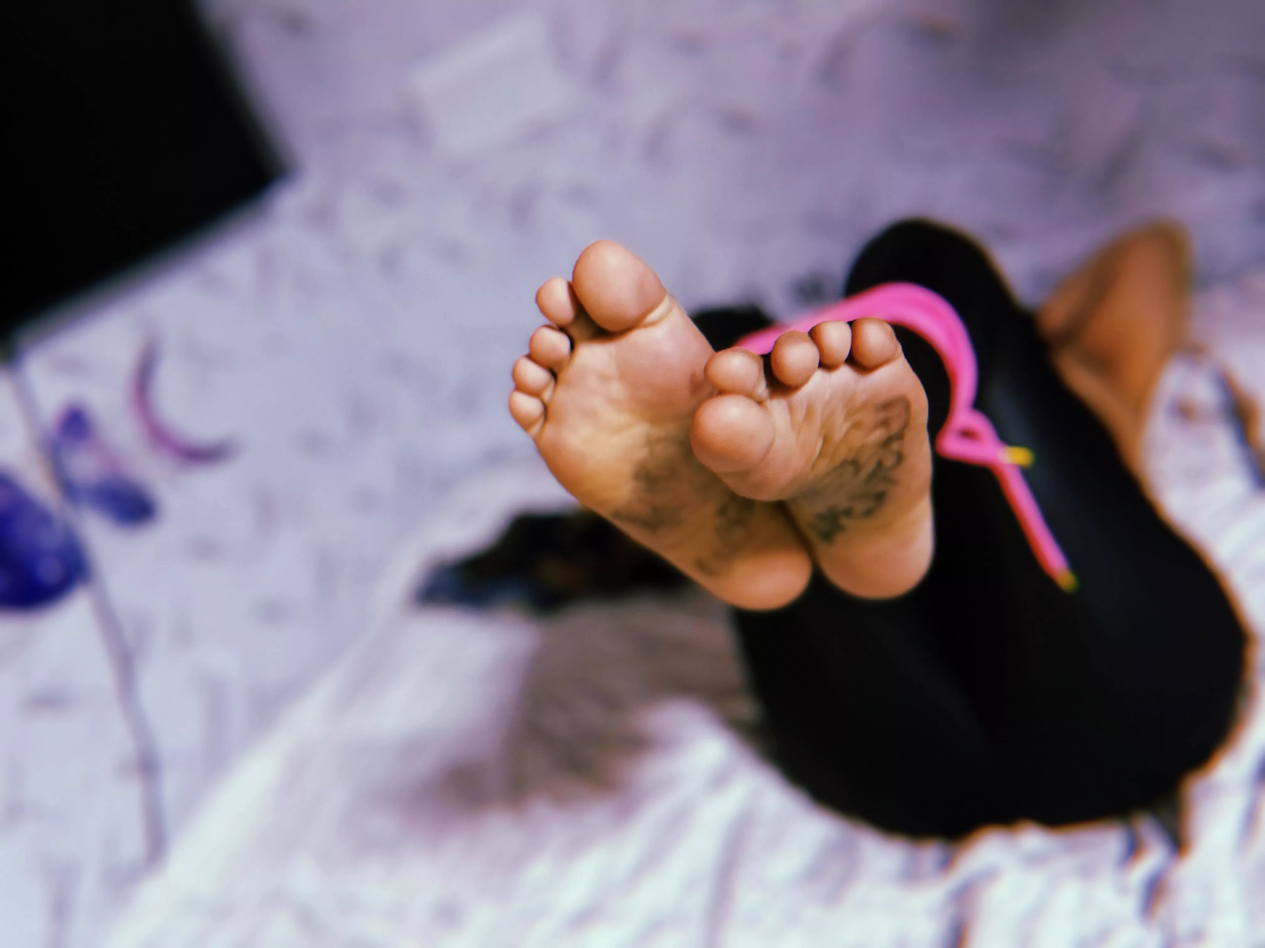 Can you read what he wrote on my feet? posted by diosaregi