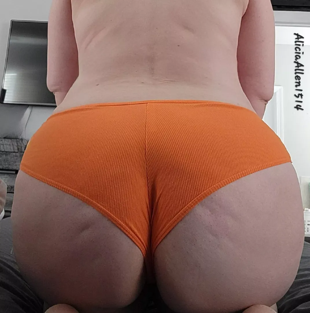 Cheeky Hump Day 🍑🧡 posted by AliciaAllen1514