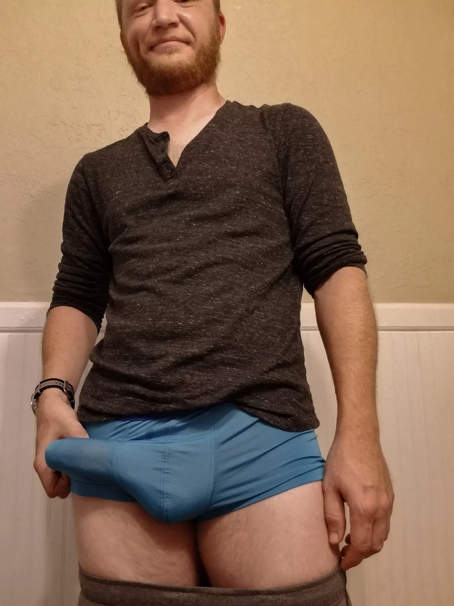 Dressing to the right. 👅 posted by Fluffernutter42