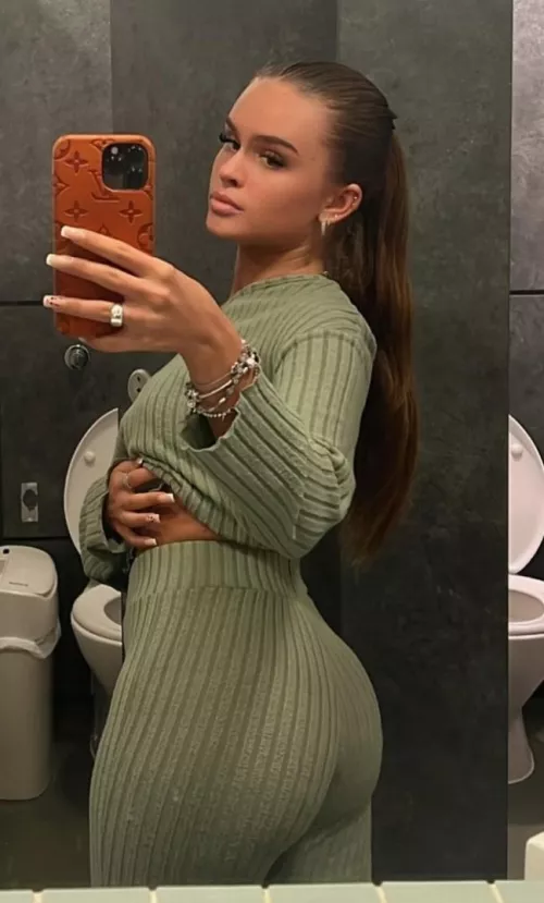 Emily 💦🍑 by rileyripple