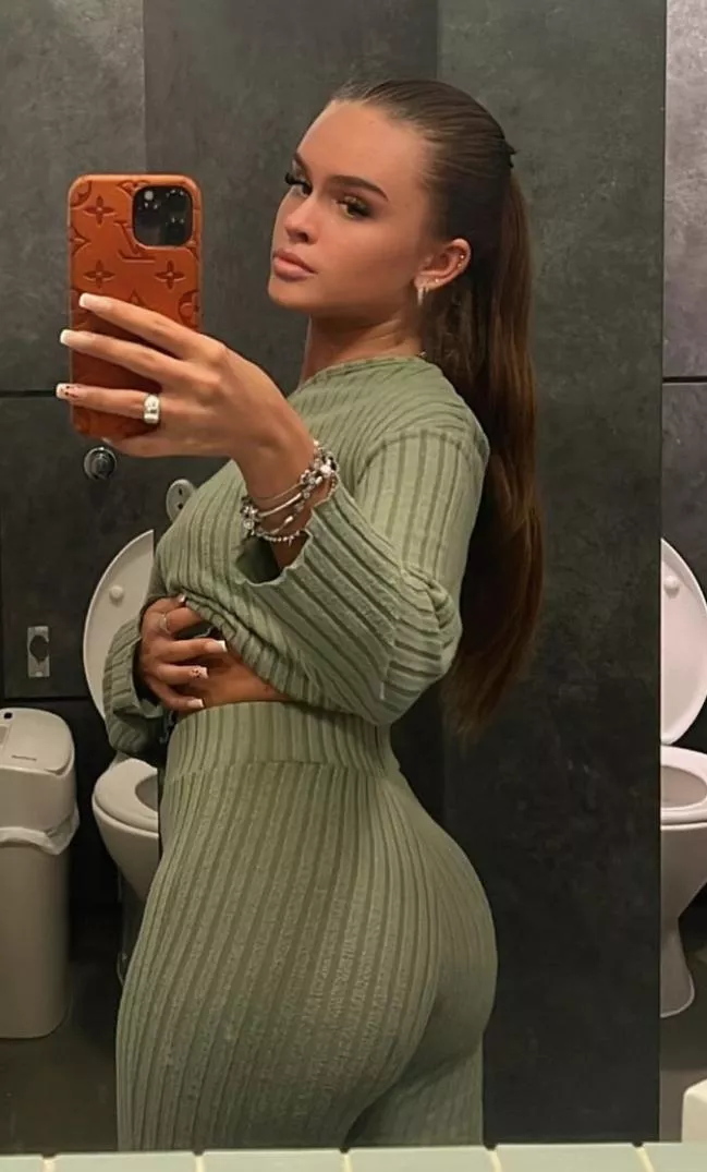 Emily 💦🍑 posted by rileyripple