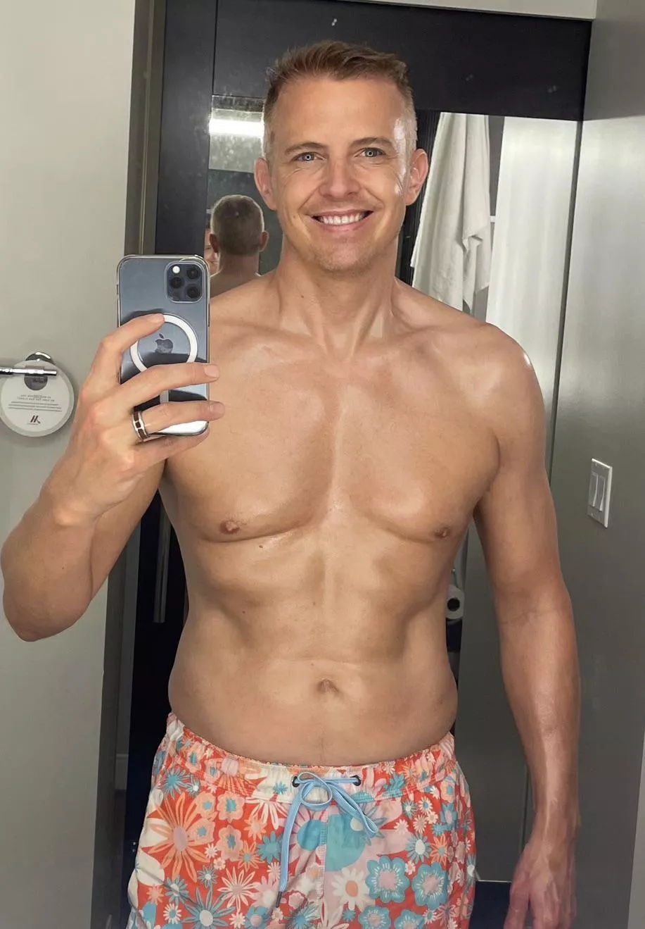 Going out on a limb…In Hawaii. Got all tan and greased up. Not sure it’s a look from this cold weather Colorado boy. posted by OakCreek26055