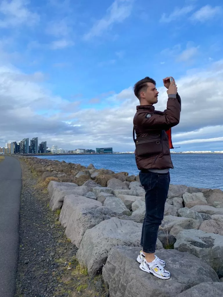 Greetings from windy Reykjavik, watch out, there might be some flying phones 🤓 posted by GayPukeXoXo
