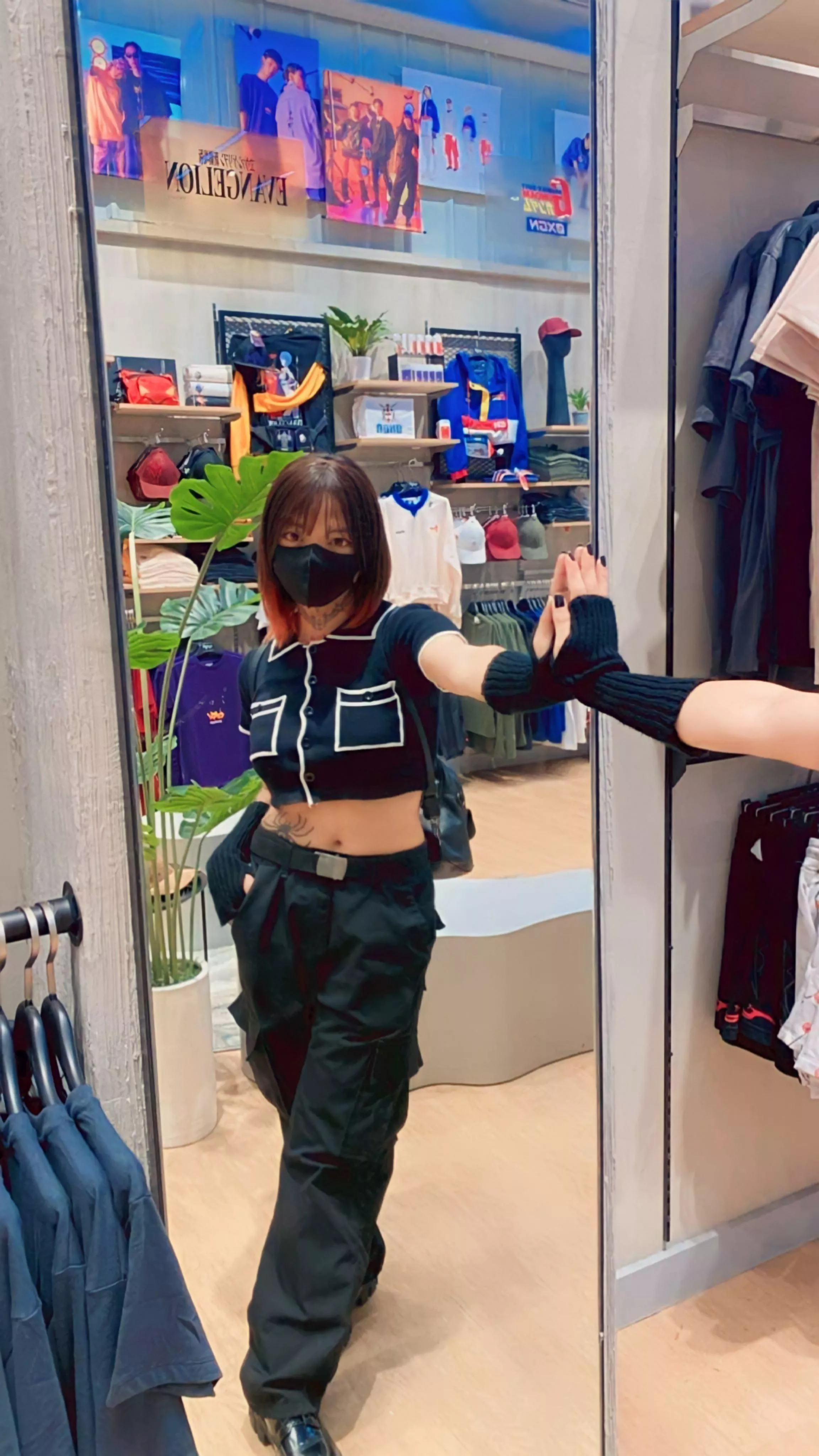 i feel hot in black ngl posted by Money_Platypus_6722