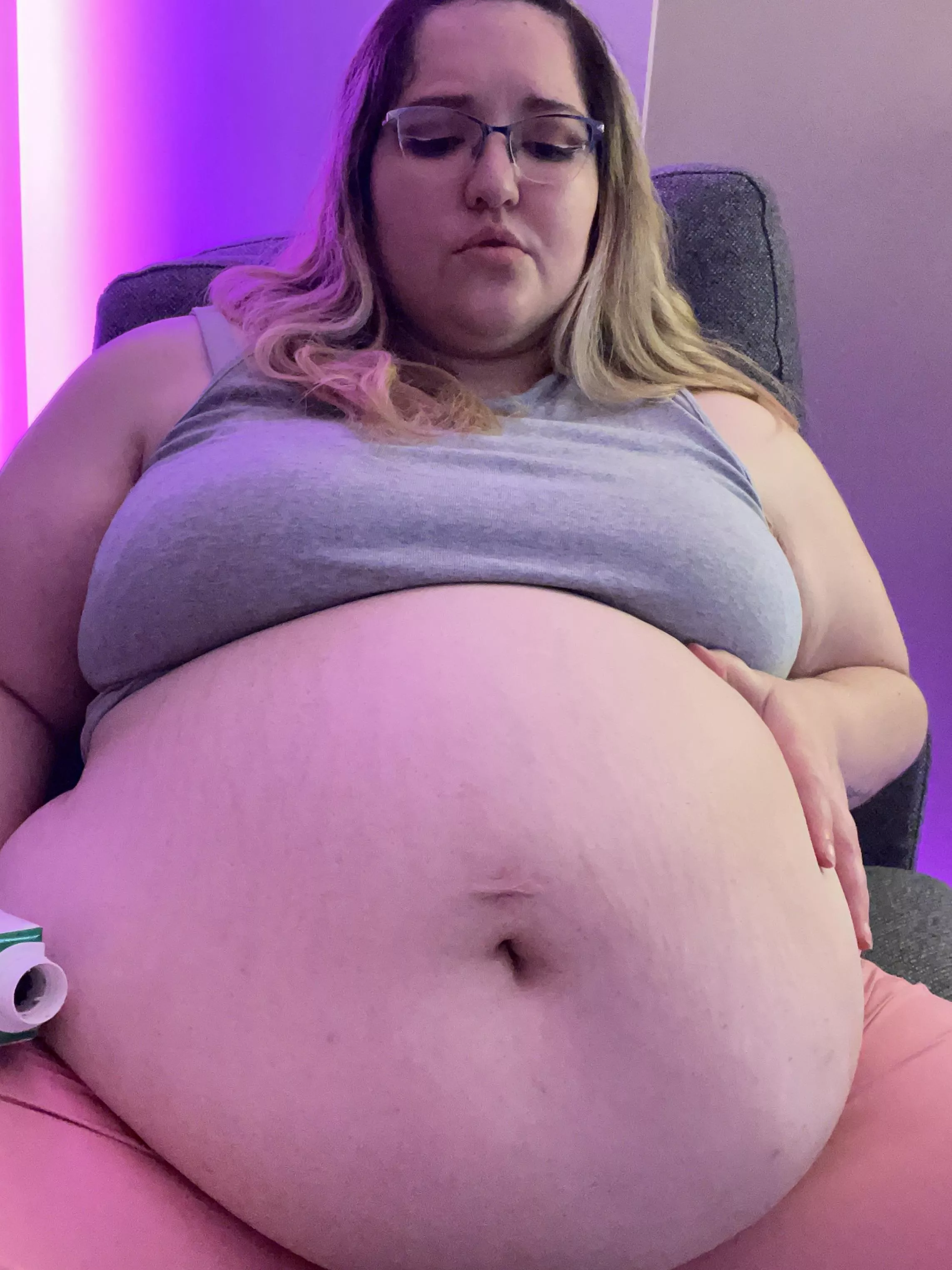 Keeping the roundness 🥵🤰🏼 posted by Laura_Fatty