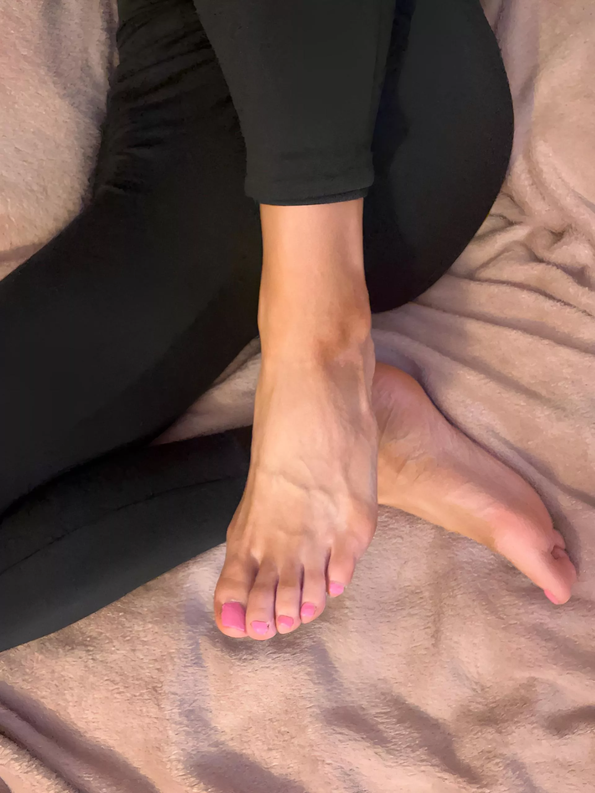 Lick my toes or lick my pussy 😜 posted by petitelittleblondexo