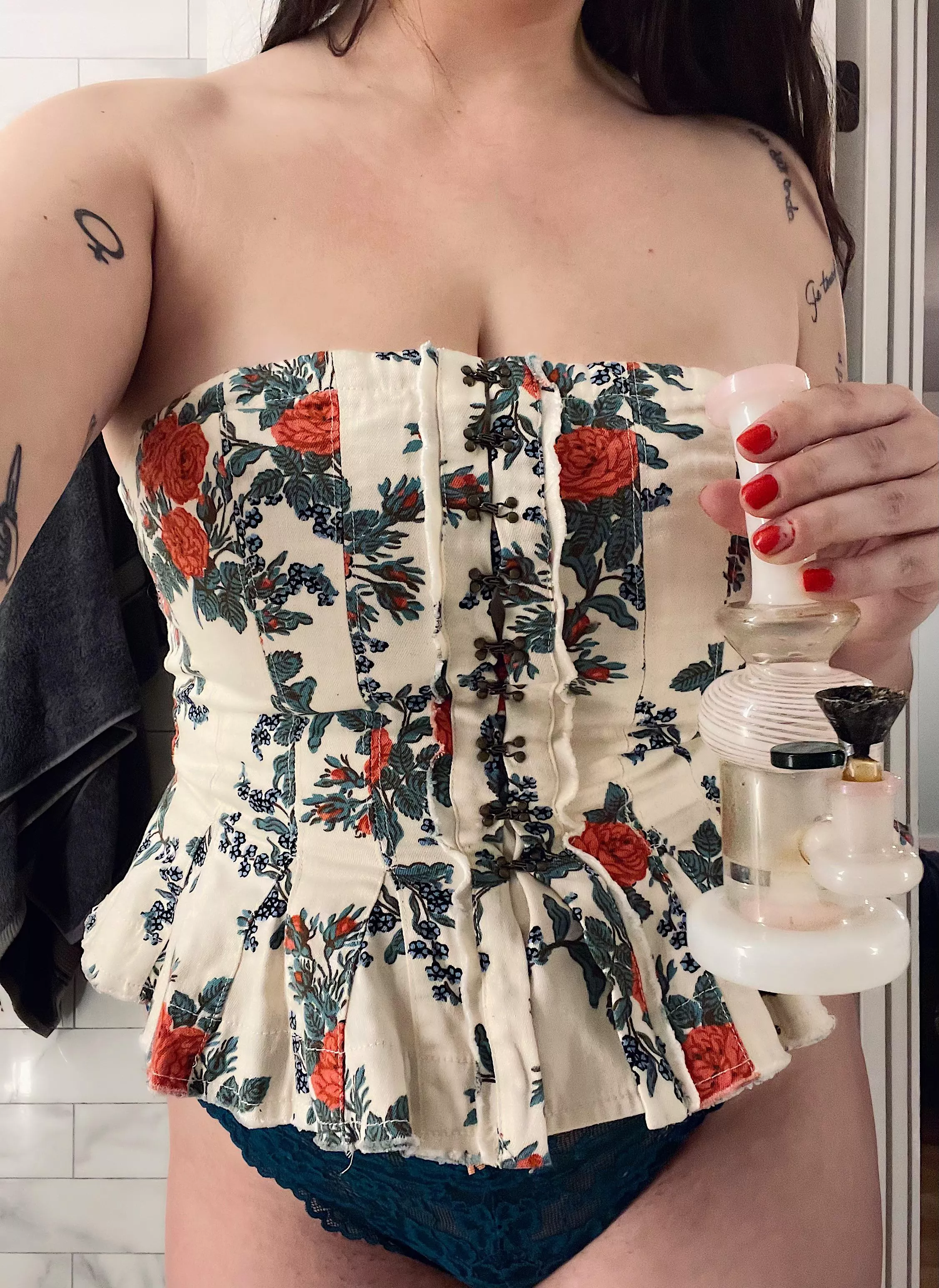 like my rosy new corset? 🥀 posted by lisbethbeatrixx