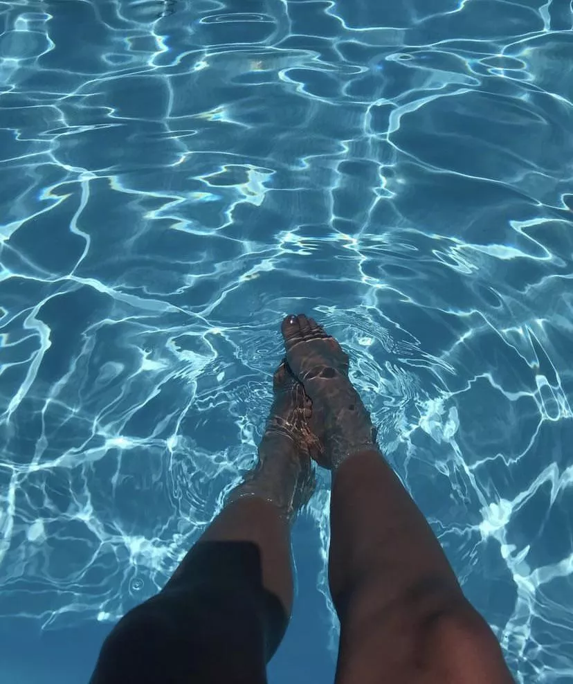 Missing tan summer legs today posted by Nadine_3216