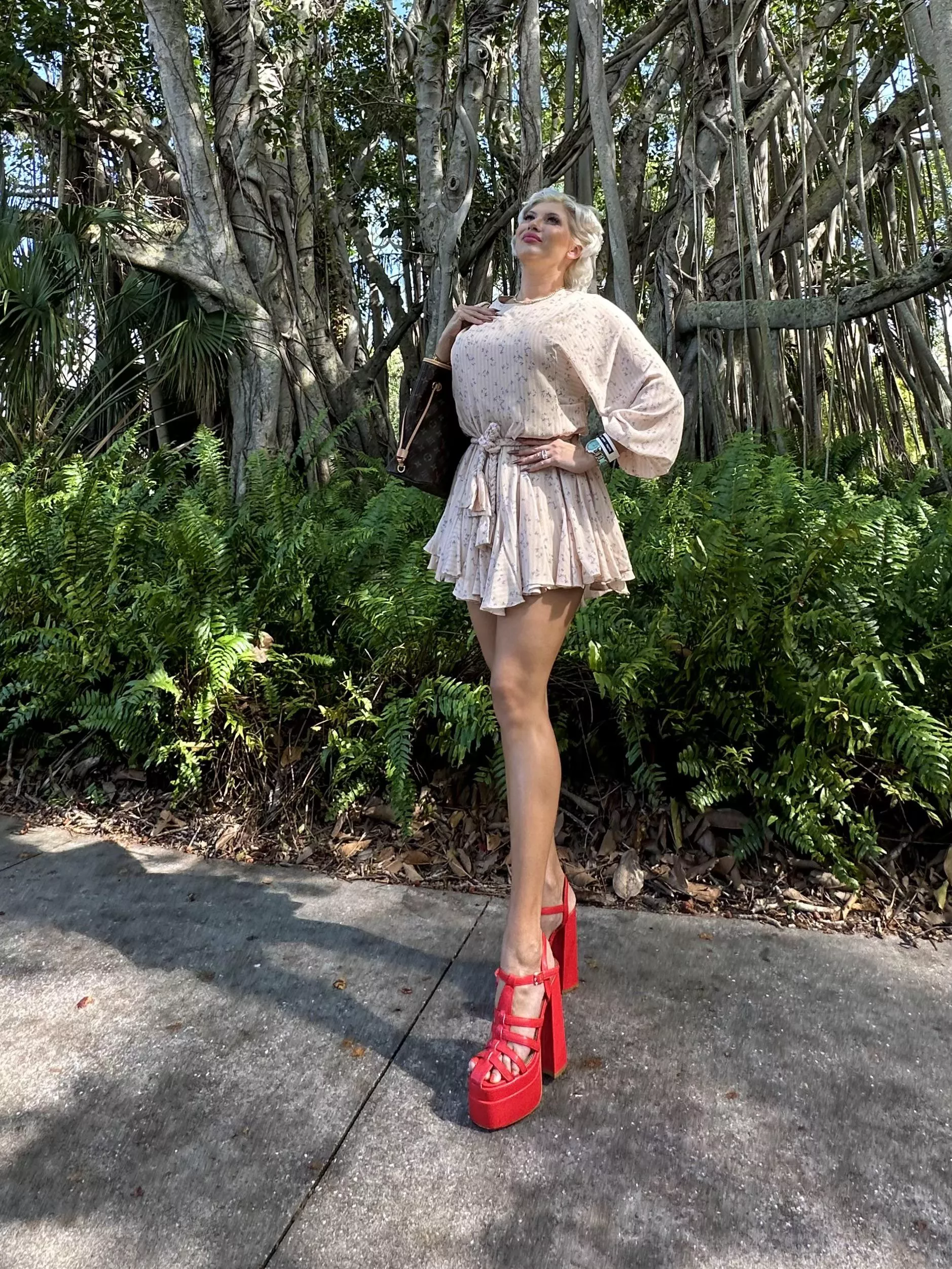 Sky high platform heels 👠 posted by norwin_florida