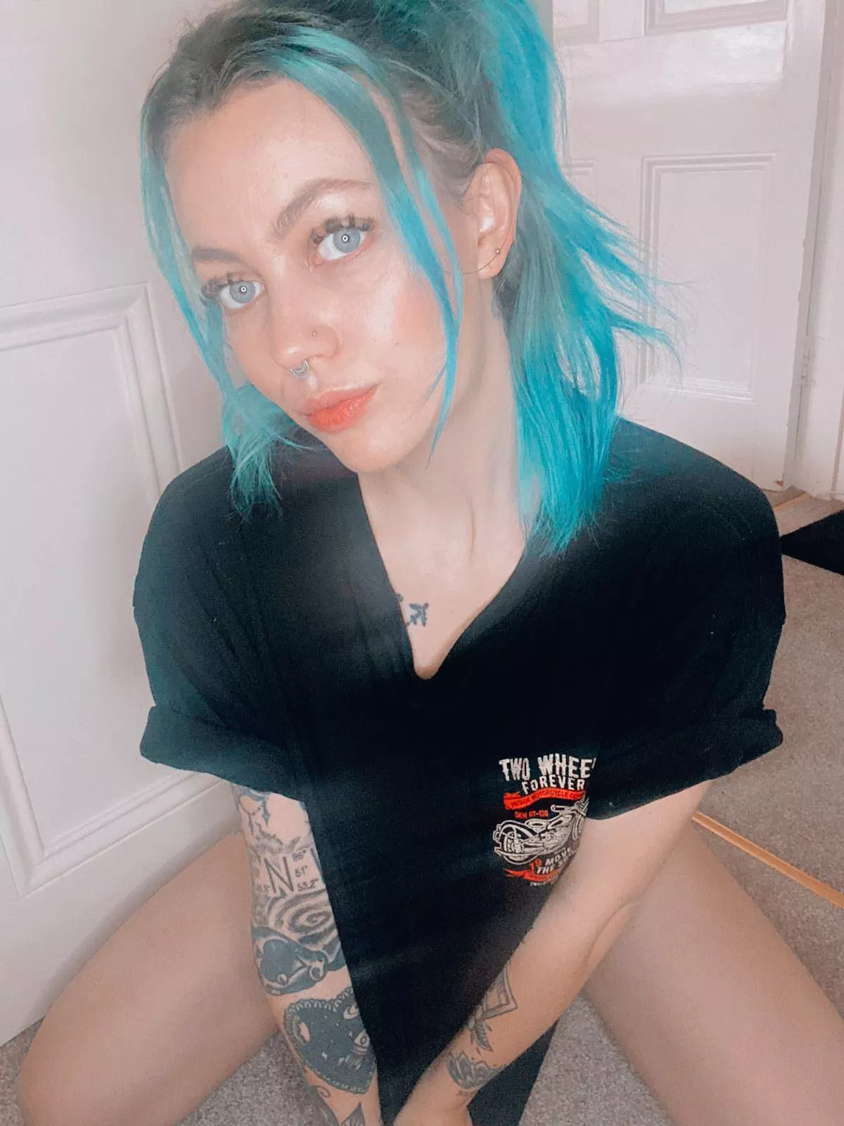 The light caught my hair nicely in this one I think 😅💙 posted by LottieNova