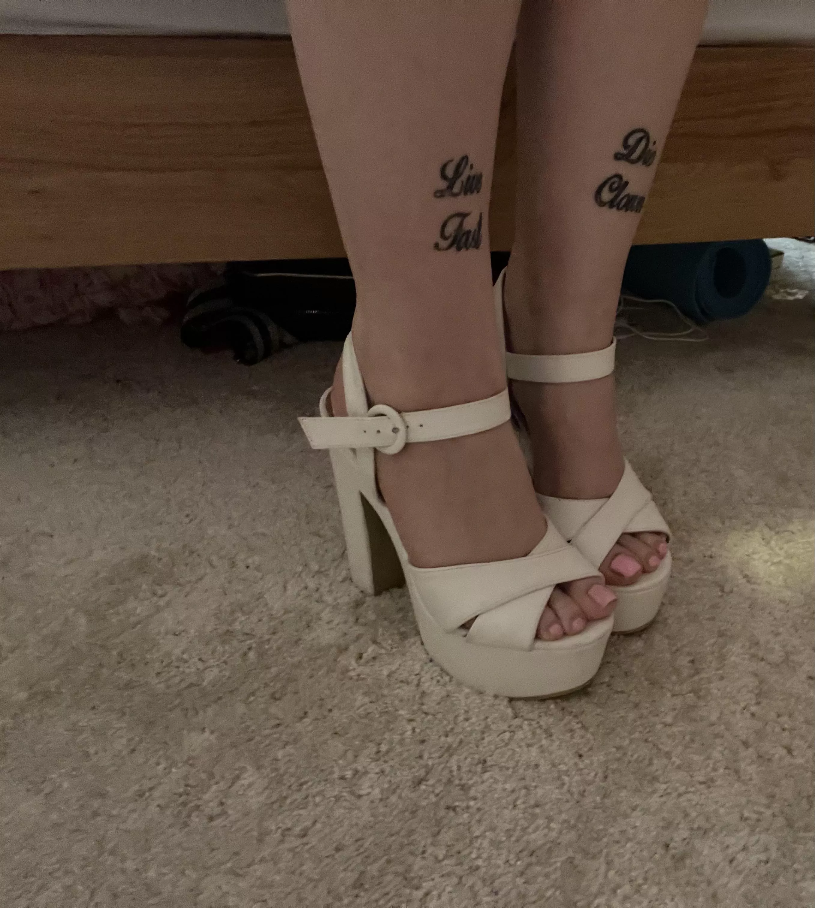 Today’s heel choice 👠🤍 posted by Perry_williamsx