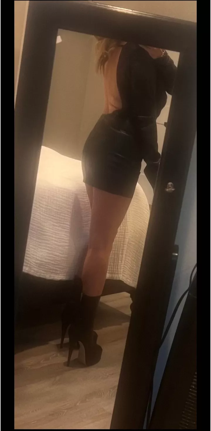 Today's work attire! 💋 posted by dark_kitten20