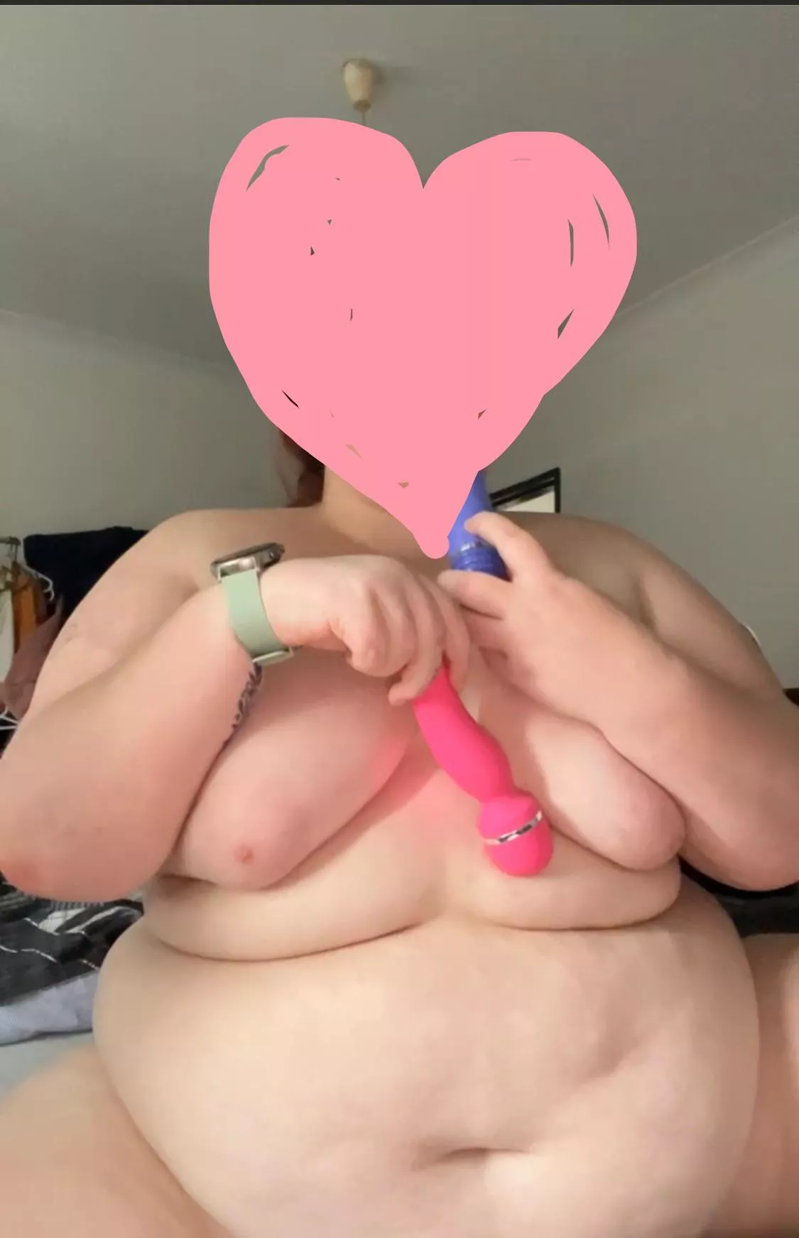 Toys and rolls who wants to make me squirt 🥵💗 posted by hayelz5678