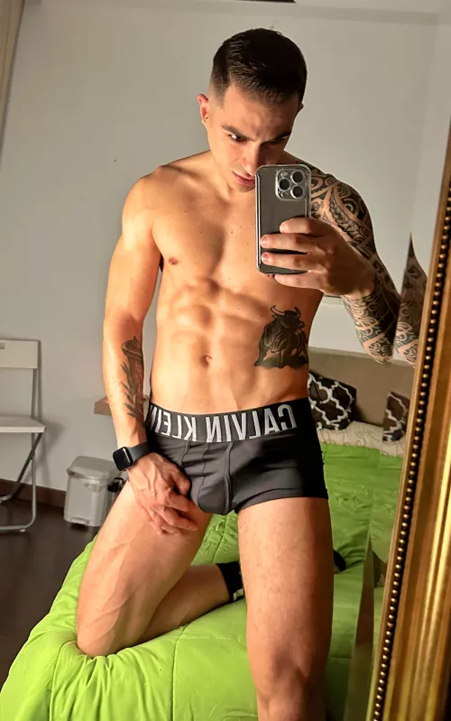 Want someone to rub on my bulge by pobleteok