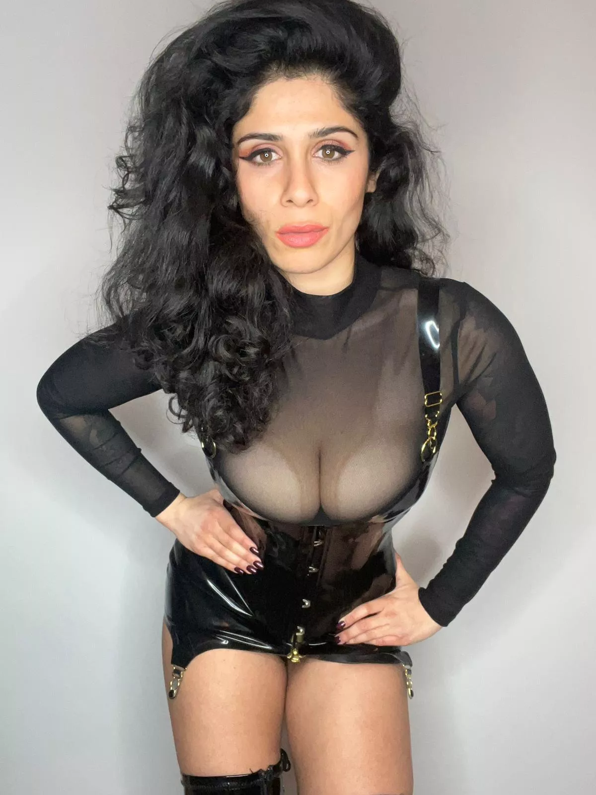 Your favourite Arab Queen. Wouldn't you love to serve me? posted by mssophiasahara