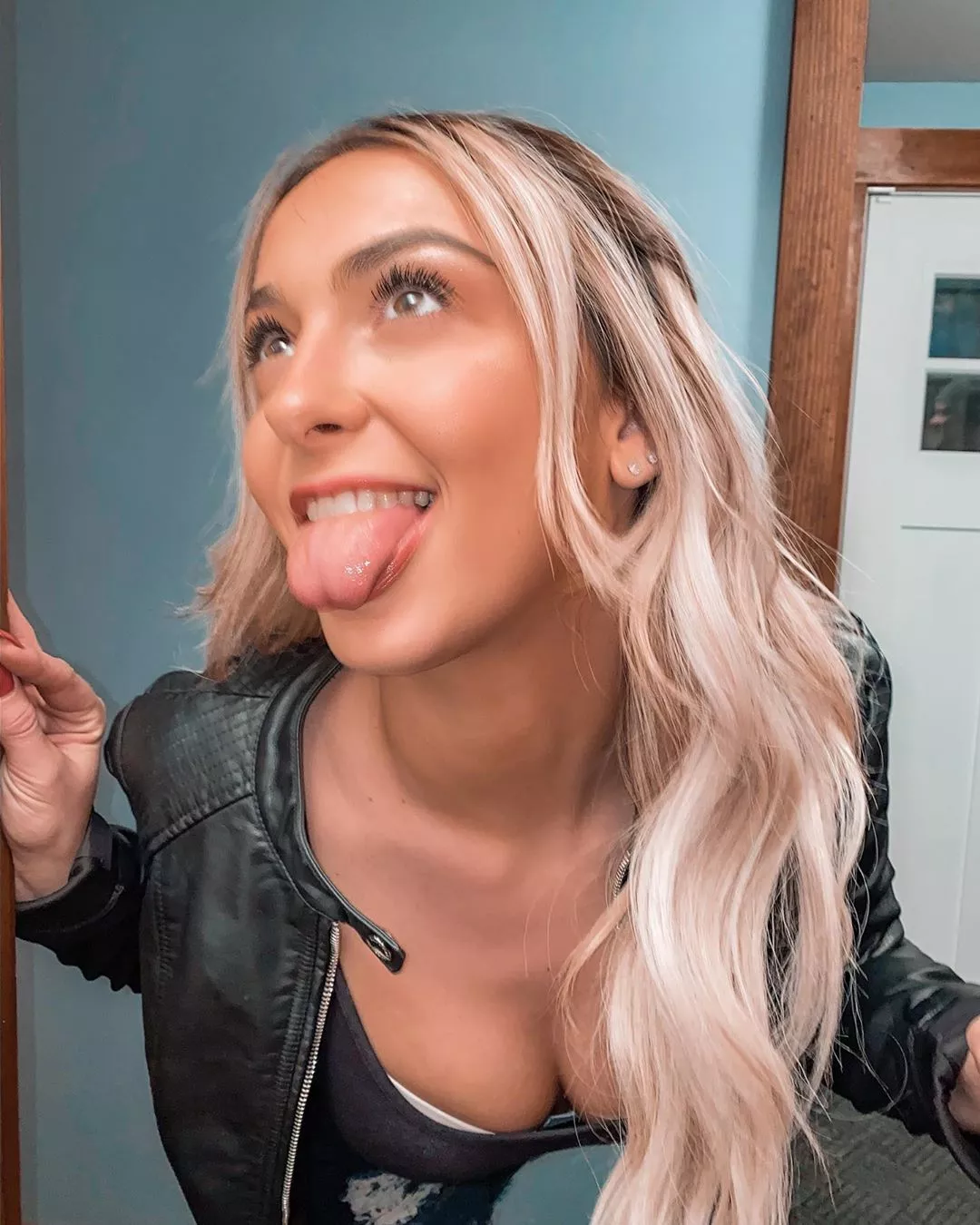 Blonde stunner posted by Wallydinger123