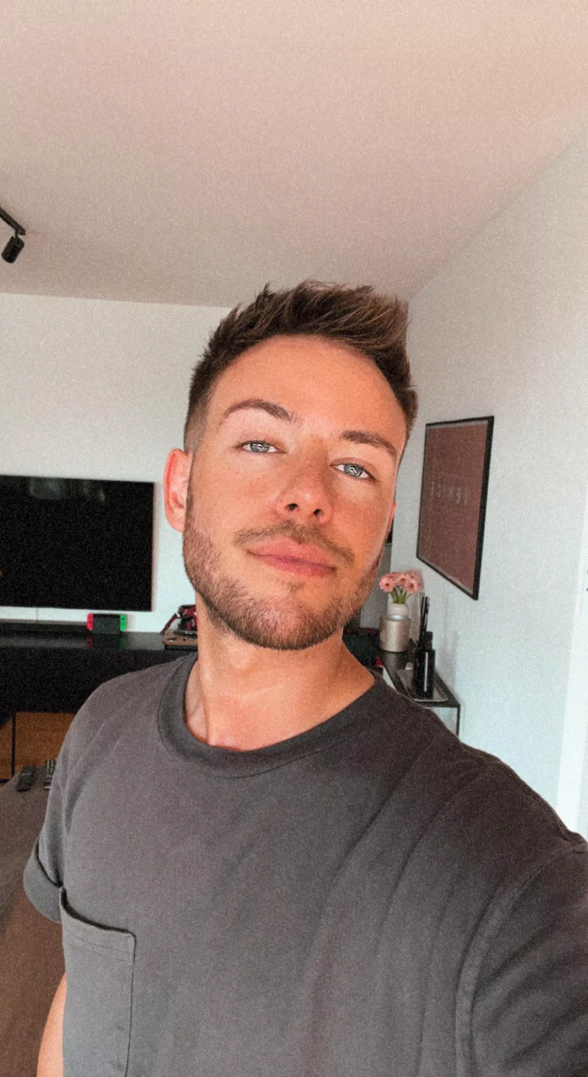 Bored at work 🙃 Who’s up for a chat ?! posted by andilivingston