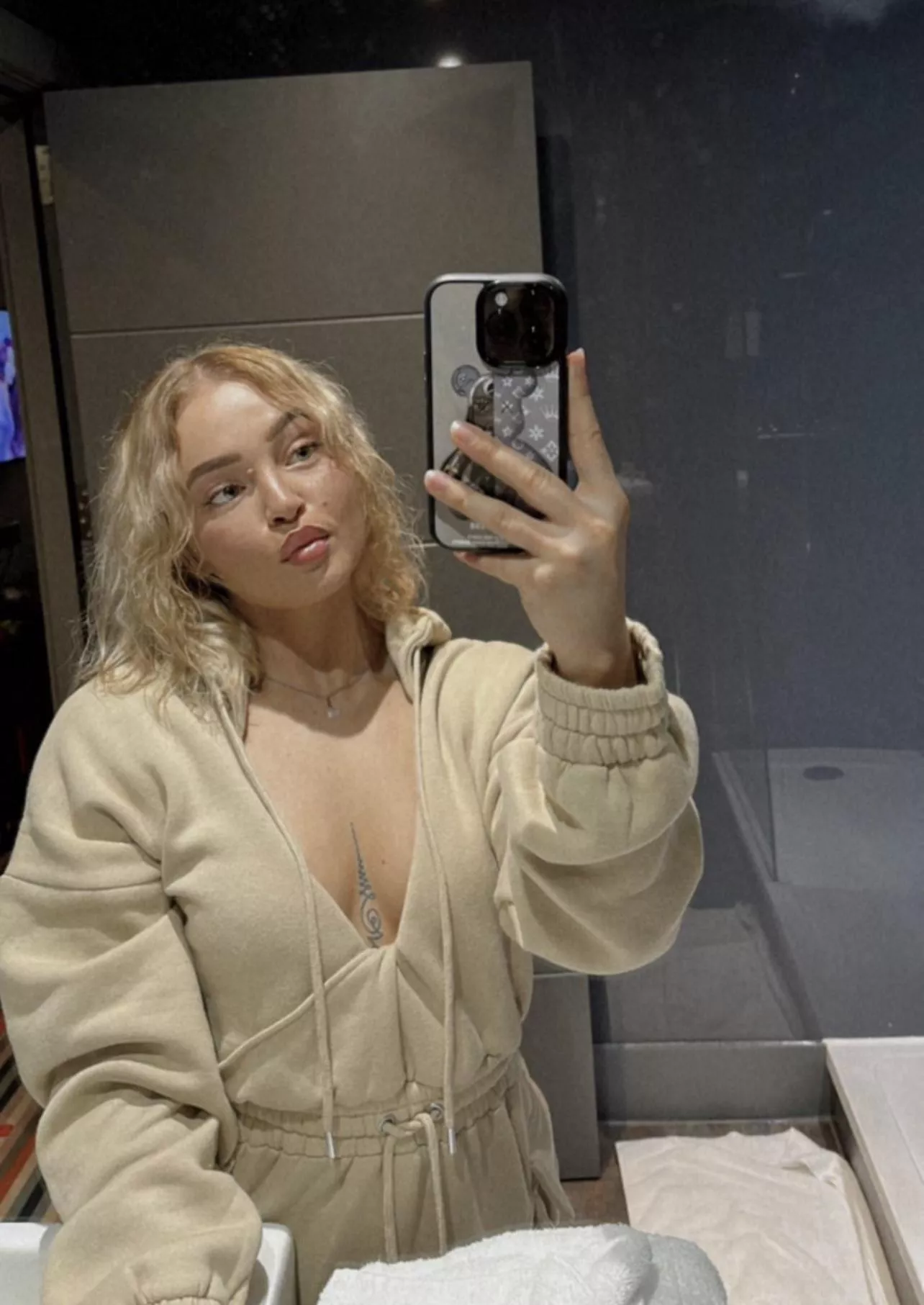 Dirty slut Elle is ready for your multiple cocks🍆 posted by LoveTheChavs