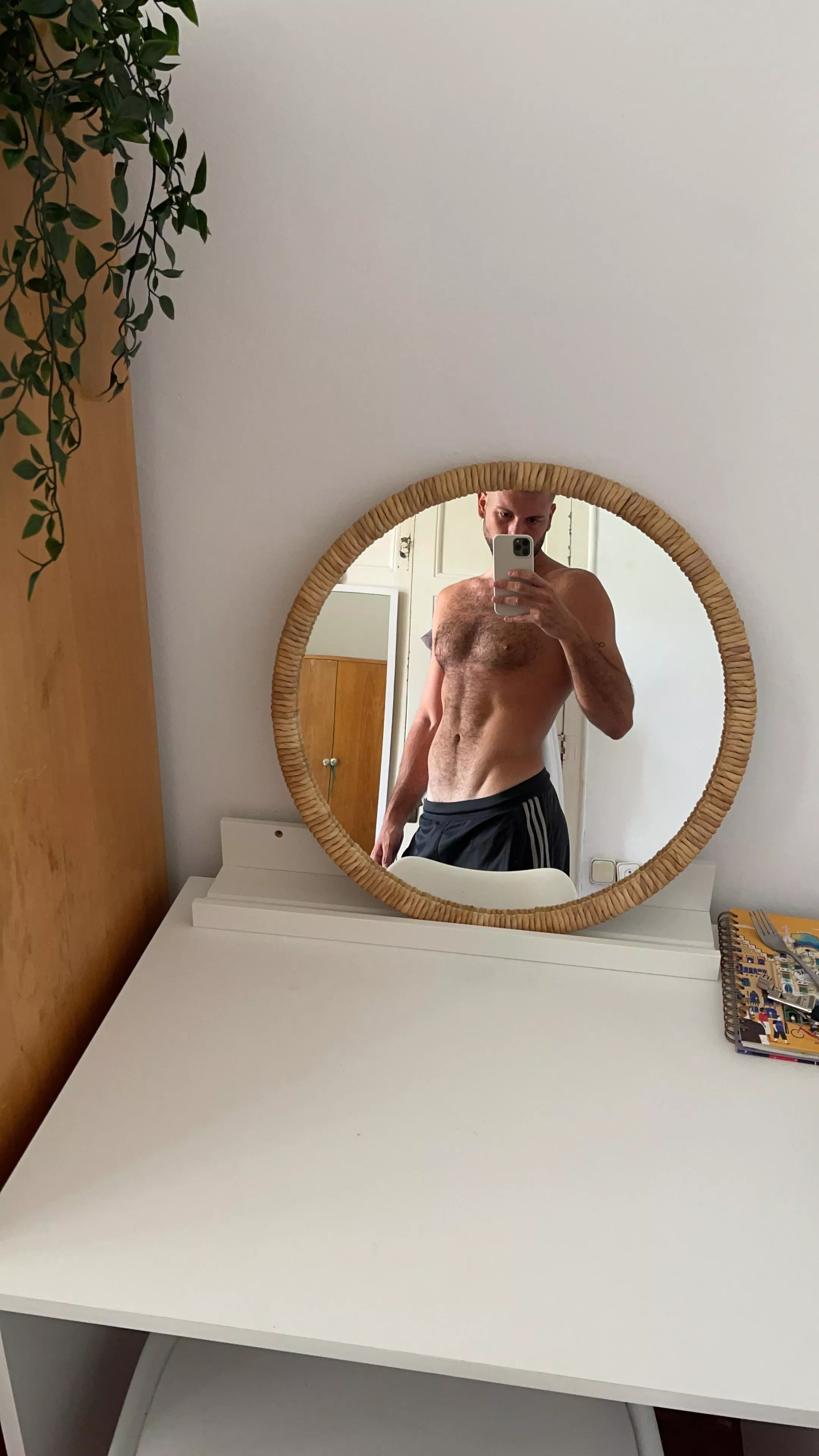 Hey 👀 posted by lospiesdejavi