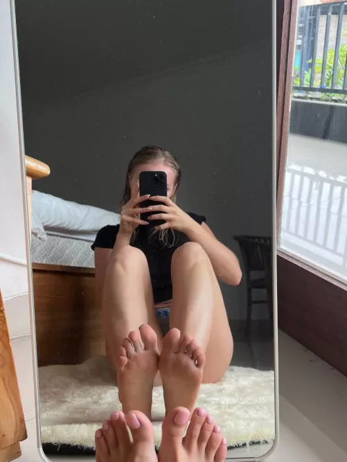 I decided to make a mirror selfie today by BabyMaryHot