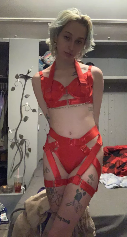 i feel powerful in red 🤤 by lunaatic69