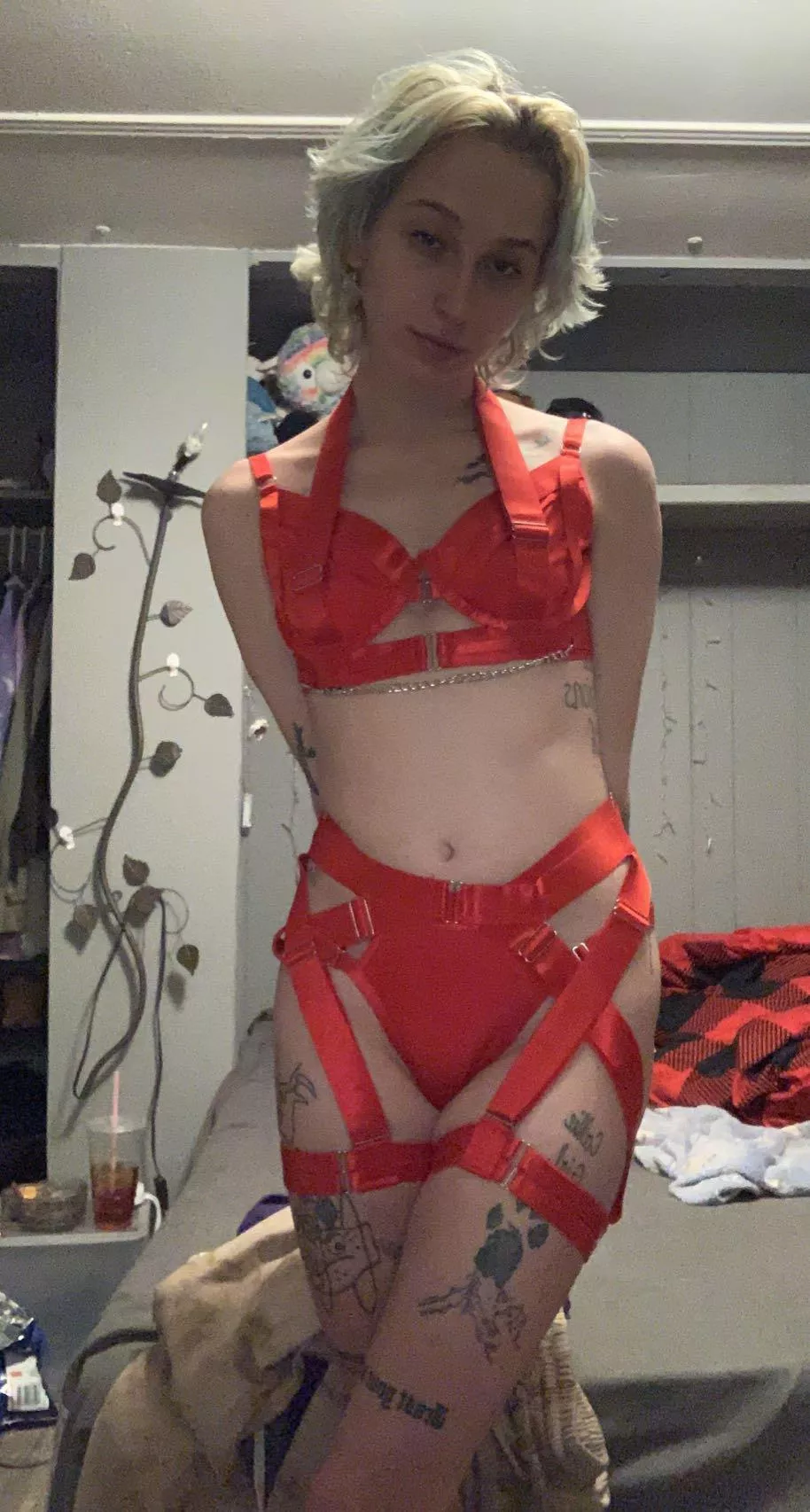 i feel powerful in red 🤤 posted by lunaatic69