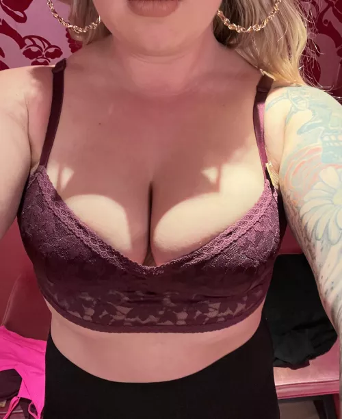 I like to show off a bit when it’s girls night out! Maybe someone will buy me some drinks and have some fun😏😉 by EmmaKatex369