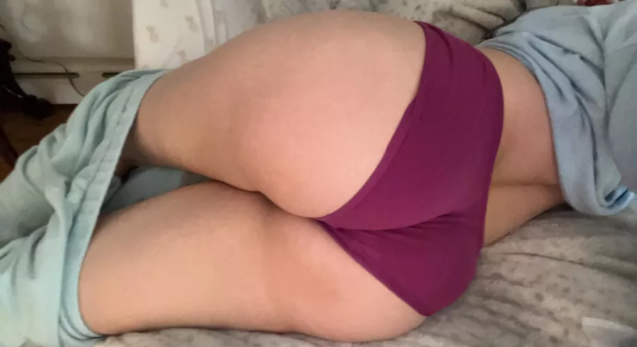 Just woke up with a very hungry booty by Pink_finnxox