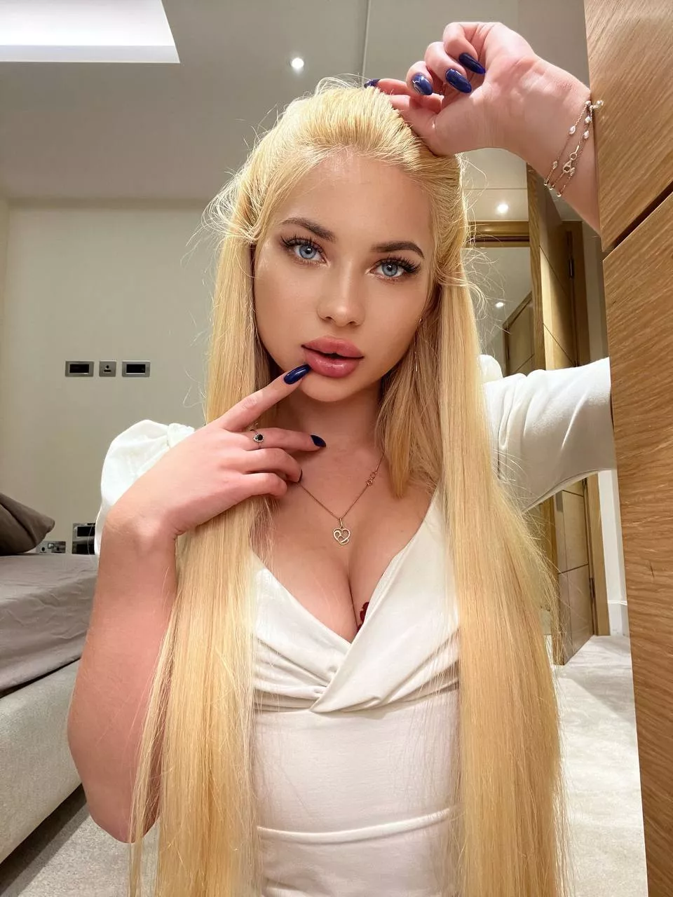 Let me give you a kiss posted by sunnykitty_