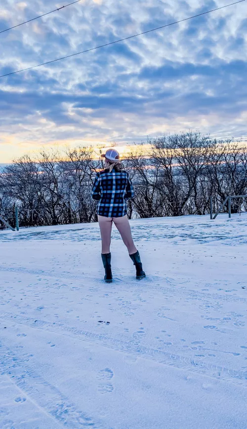 No pants, good thing you can’t see my goosebumps hehe by Northern_Scarlet