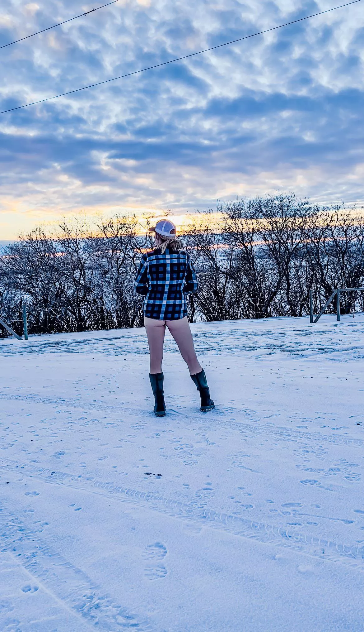 No pants, good thing you can’t see my goosebumps hehe posted by Northern_Scarlet