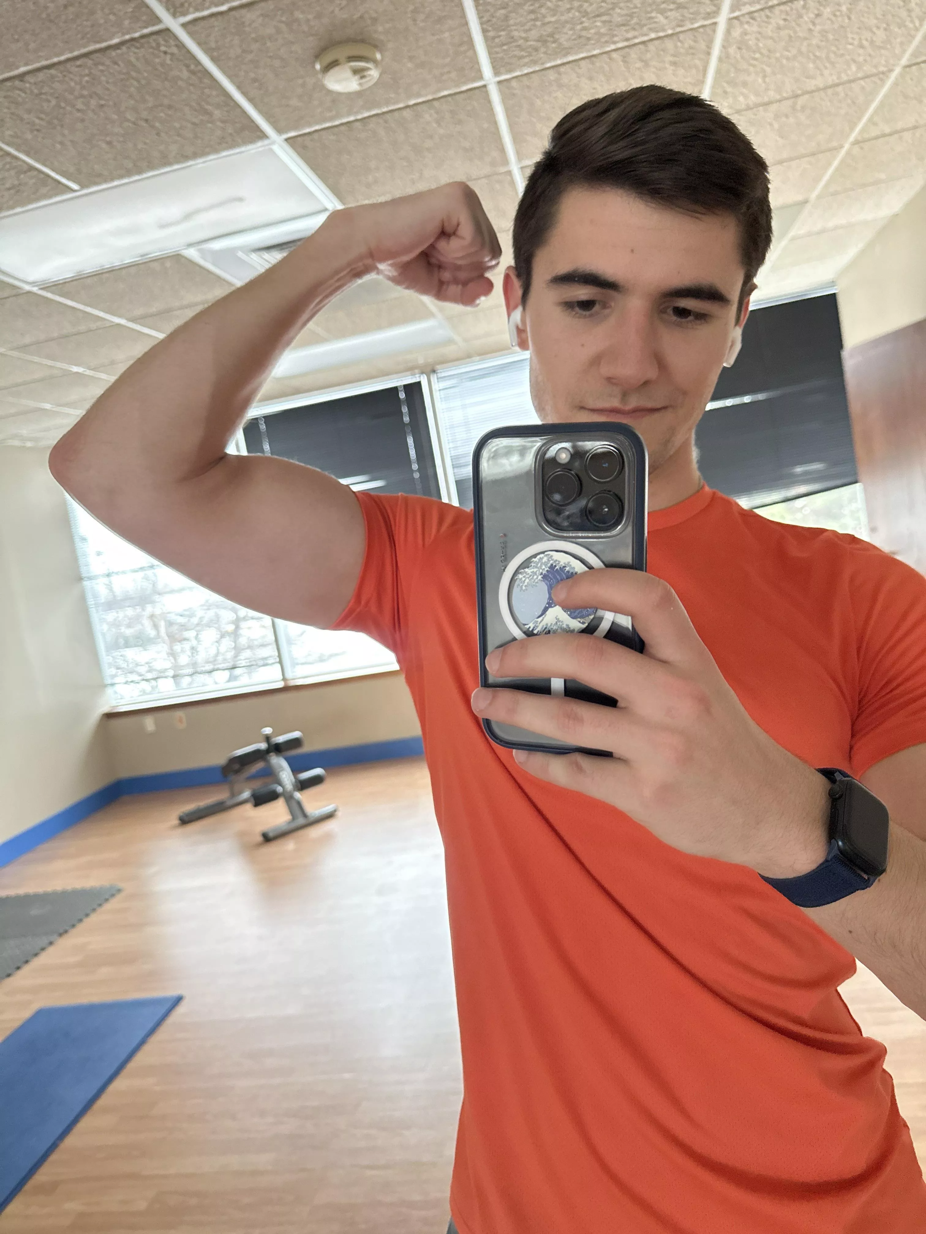 Tight shirts make the arms look bigger posted by free_range_mason