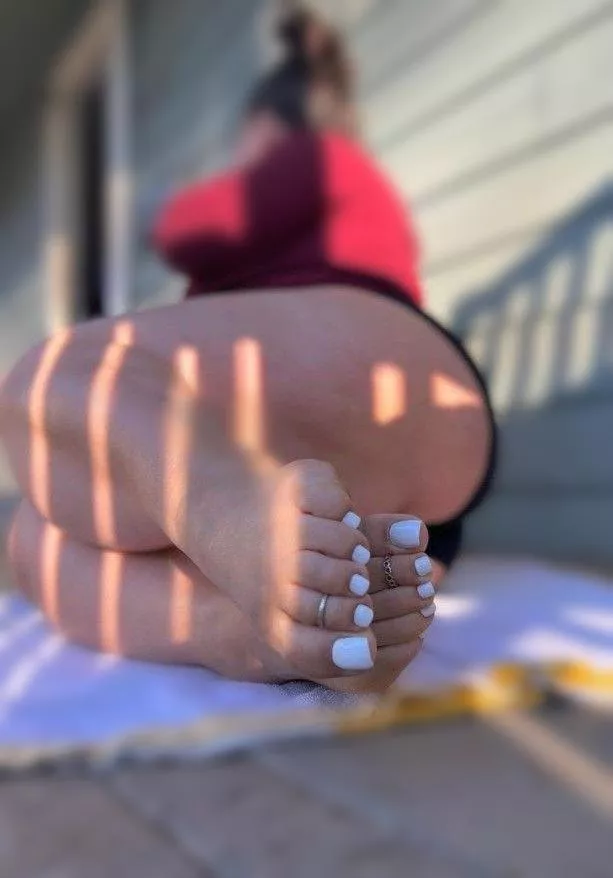 Wanna suck on my mom's white toes... posted by sockxyfeet