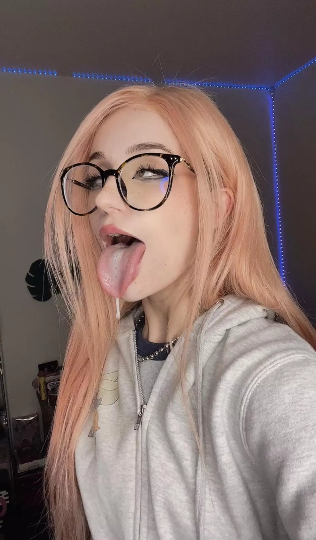 Anyone wanna cover this wide wet tongue … [oc] posted by amigoesonline