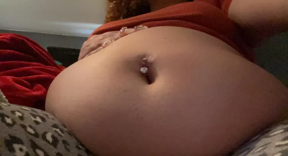Belly sitting nice 😏 by golden_curlz_feedee