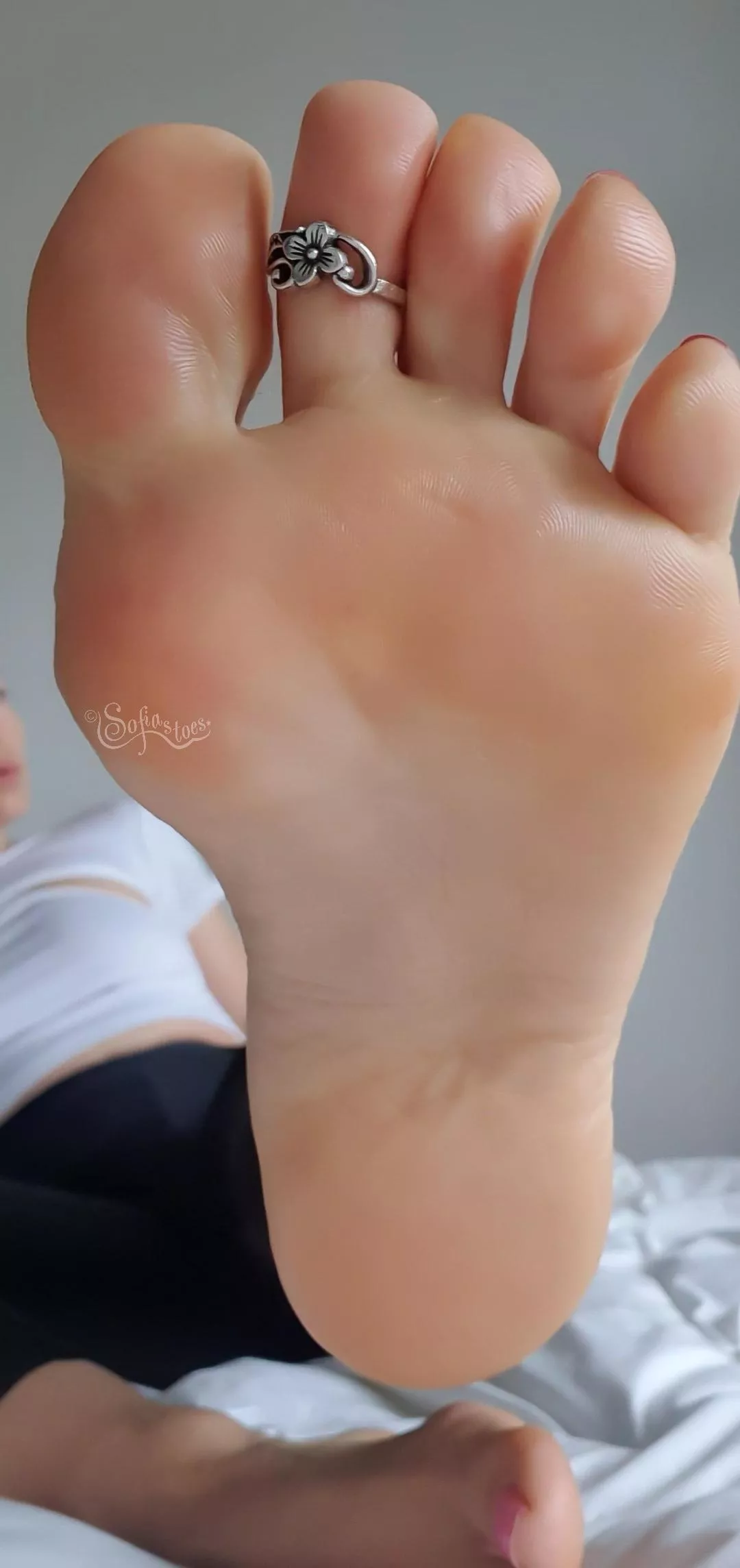 did you just kiss your phone screen 🤭💗 posted by sofiastoes