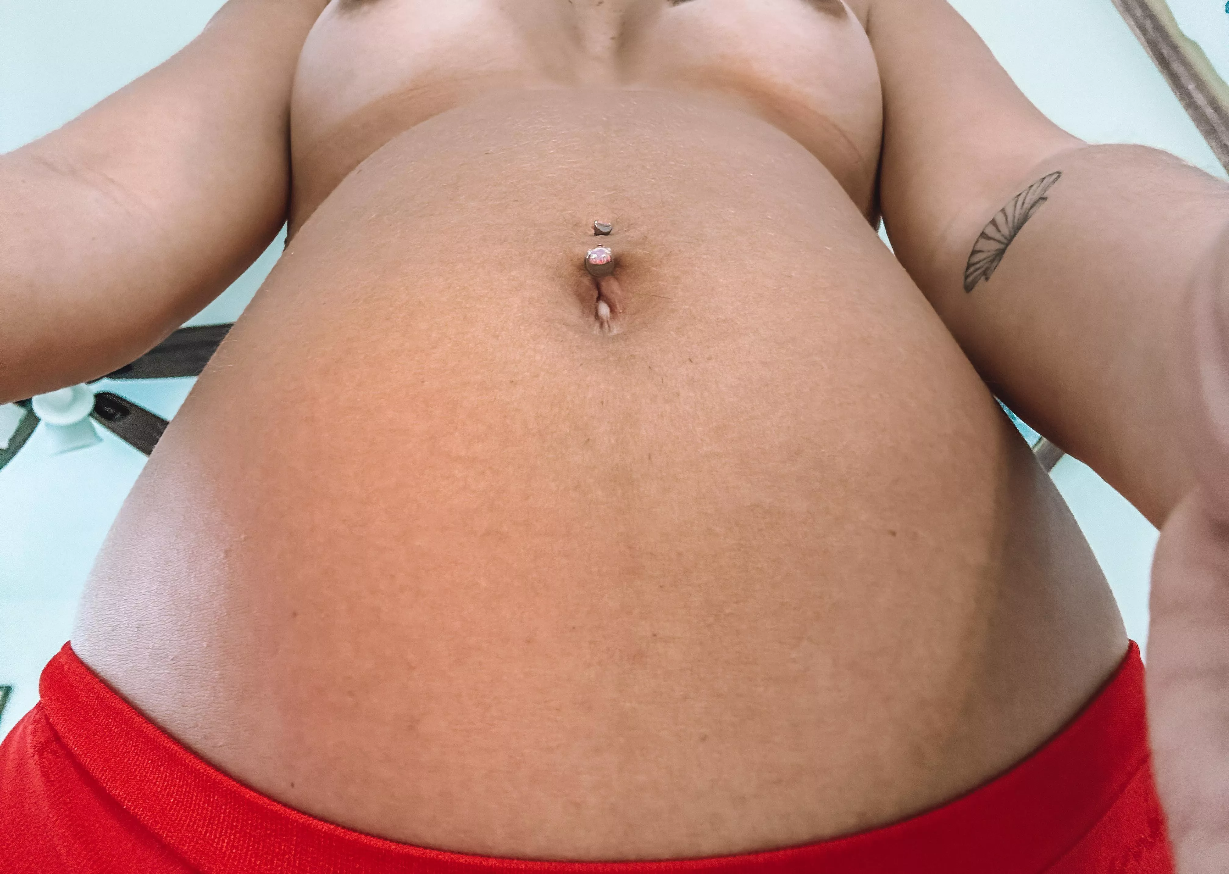 Finally getting a baby bump 💛 posted by southernbrunette98