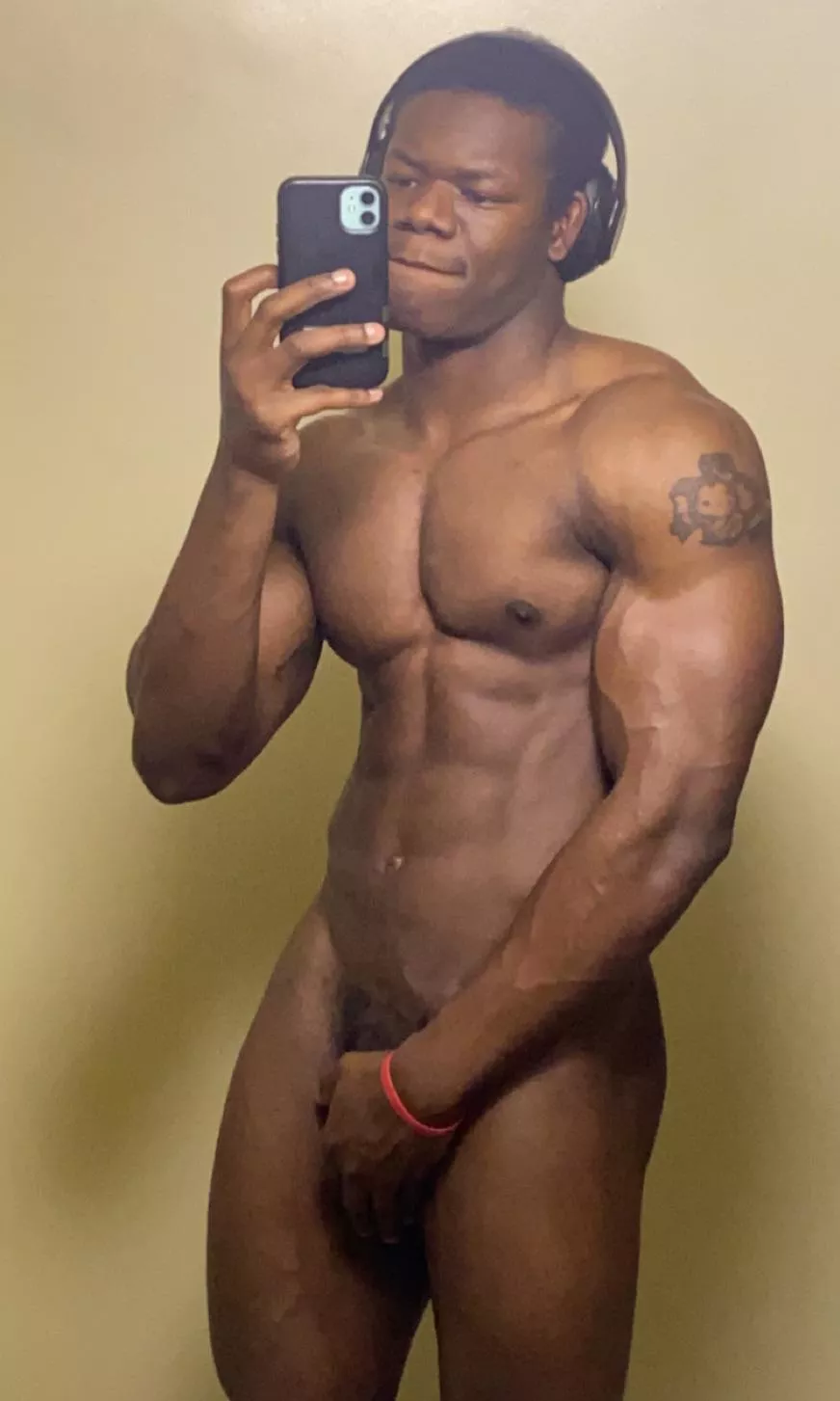 Flexed abs 😈💪🏾 posted by Cold-Independence-45