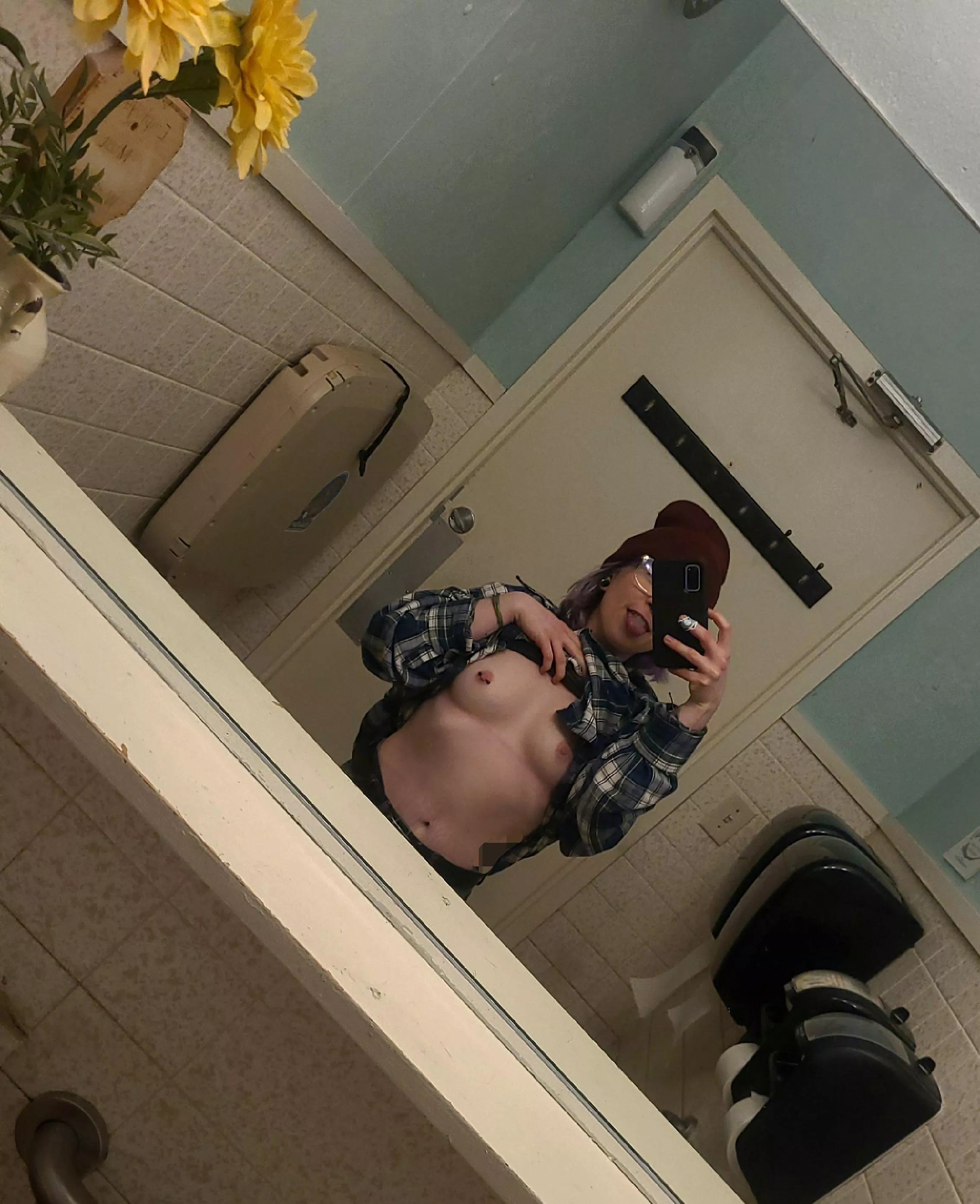 hoping someone at the bar walks in on me like this😋 posted by altgirl-altaccount