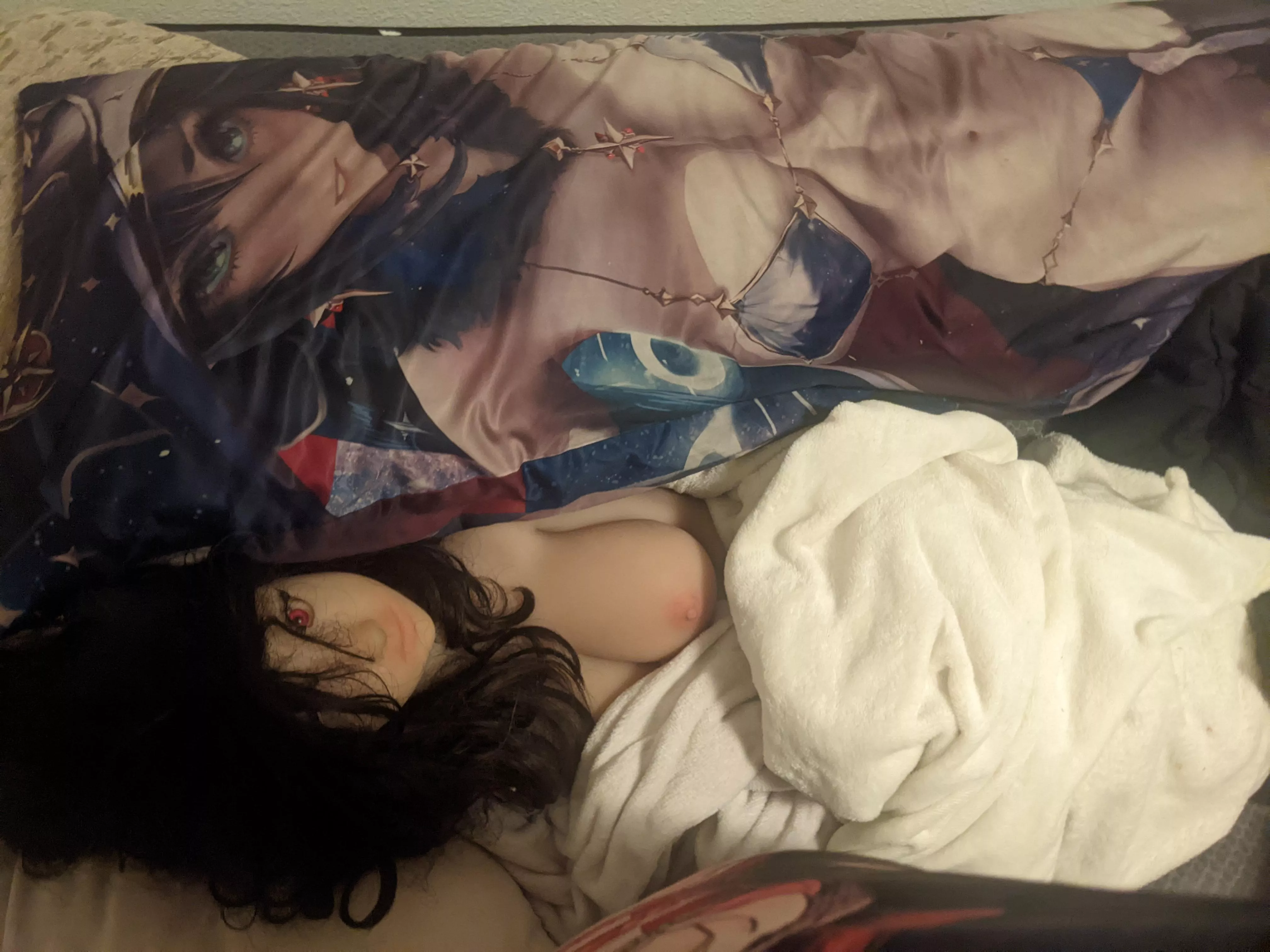 How can I snuggle between two temperpedic designs!😅 posted by YearnsToDestroySun