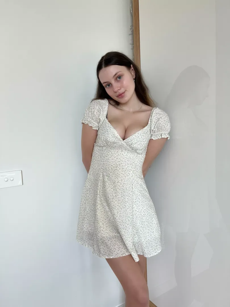 how does my dress look on me? by looseends23