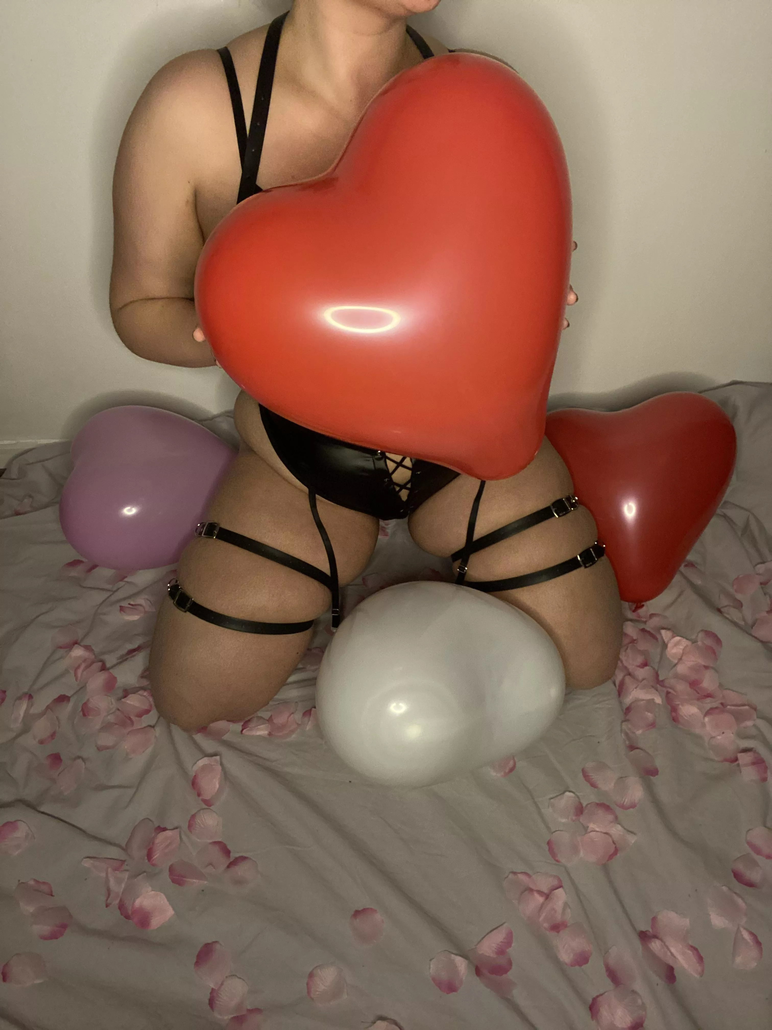 I have a valentinesday gift for you! You into chubby pawgs btw?😉 [OC] [F] posted by CurvyLizzContent