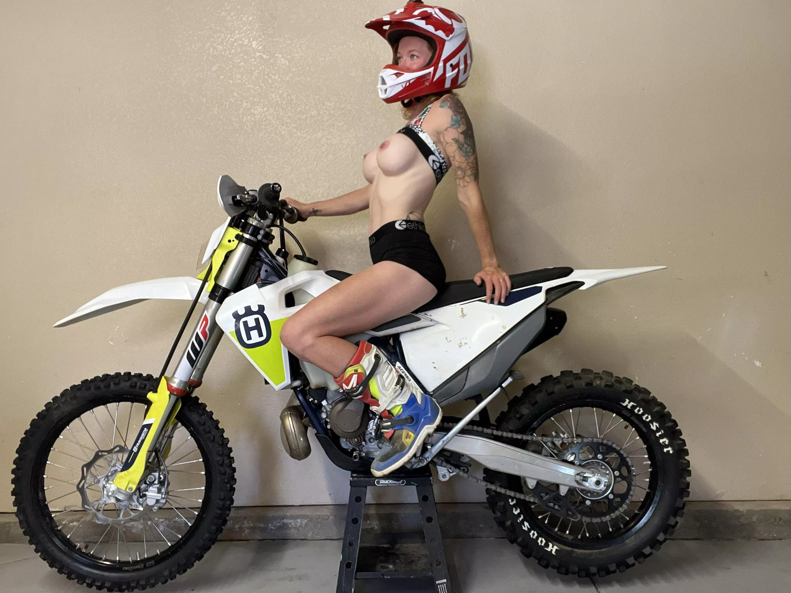 I like going on naked adventures. Join me on mine. posted by fitredheadd