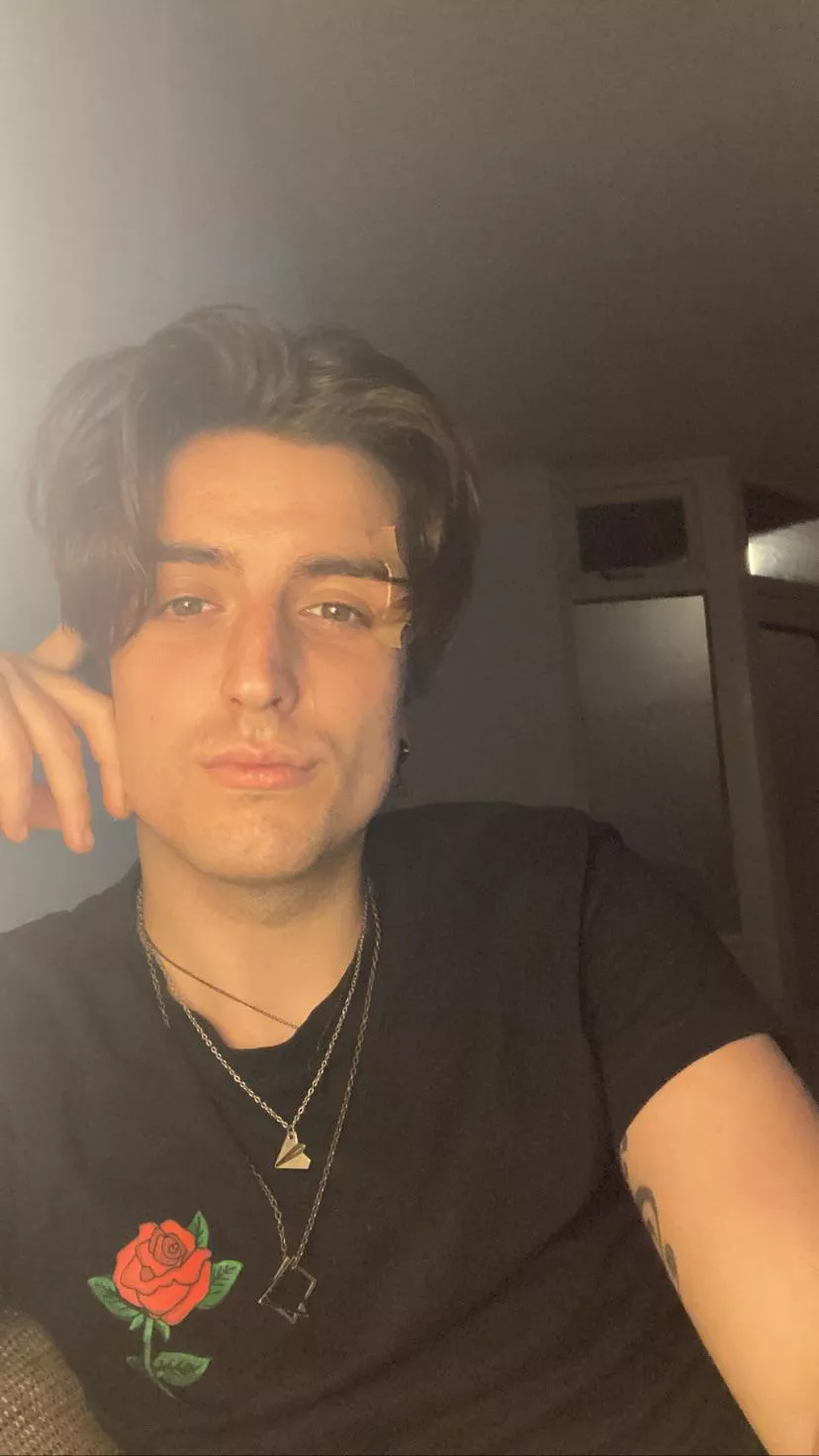 I shaved my beard and changed how I do my hair, do you like it? posted by iFrisian