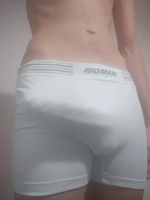 i walk like that at home, do you like to be my roommate? by brazilianhung