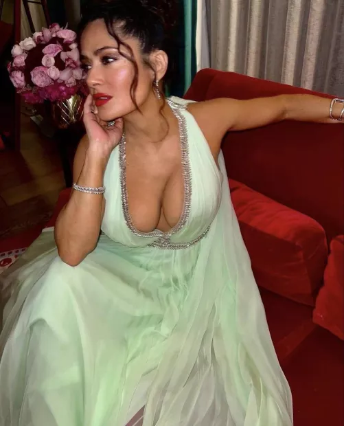 I’d love to jerk a bud over Salma Hayek’s tits by hbl45